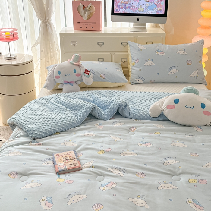 91家纺网 家纺一手货源 找家纺 暮思家居 2025新款正版授权三丽鸥A版纯棉B版安抚豆豆绒春秋被冬被豆豆被被子被芯系列 豆豆被-云朵大耳狗