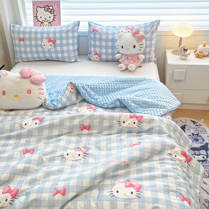 91家纺网 家纺一手货源 找家纺 暮思家居 2025新款正版授权三丽鸥A版纯棉B版安抚豆豆绒春秋被冬被豆豆被被子被芯系列 豆豆被-乖巧KT