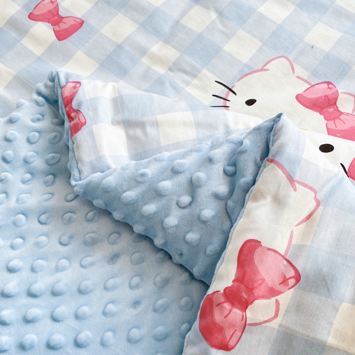 91家纺网 家纺一手货源 找家纺 暮思家居 2025新款正版授权三丽鸥A版纯棉B版安抚豆豆绒春秋被冬被豆豆被被子被芯系列 豆豆被-乖巧KT