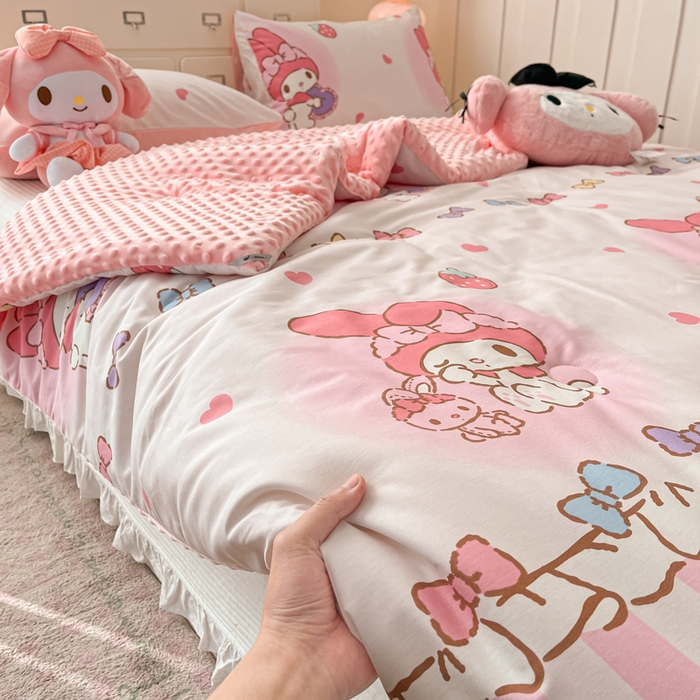 91家纺网 家纺一手货源 找家纺 暮思家居 2025新款正版授权三丽鸥A版纯棉B版安抚豆豆绒春秋被冬被豆豆被被子被芯系列 豆豆被-洋娃娃美乐蒂