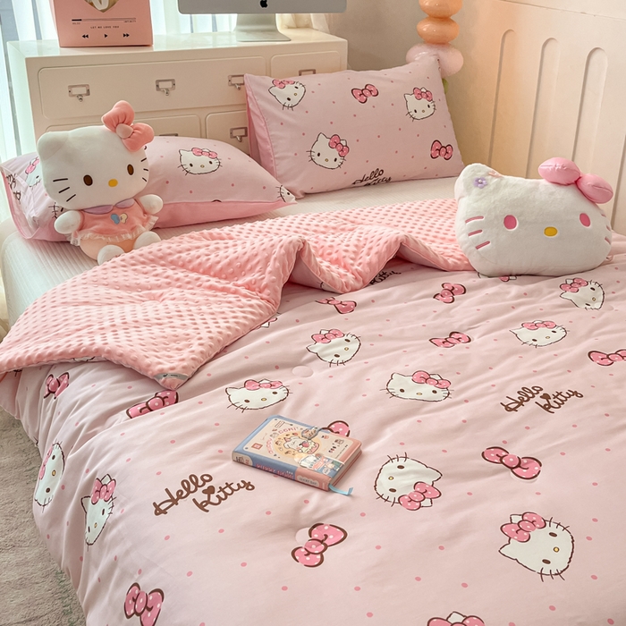 91家纺网 家纺一手货源 找家纺 暮思家居 2025新款正版授权三丽鸥A版纯棉B版安抚豆豆绒春秋被冬被豆豆被被子被芯系列 豆豆被-可爱凯蒂