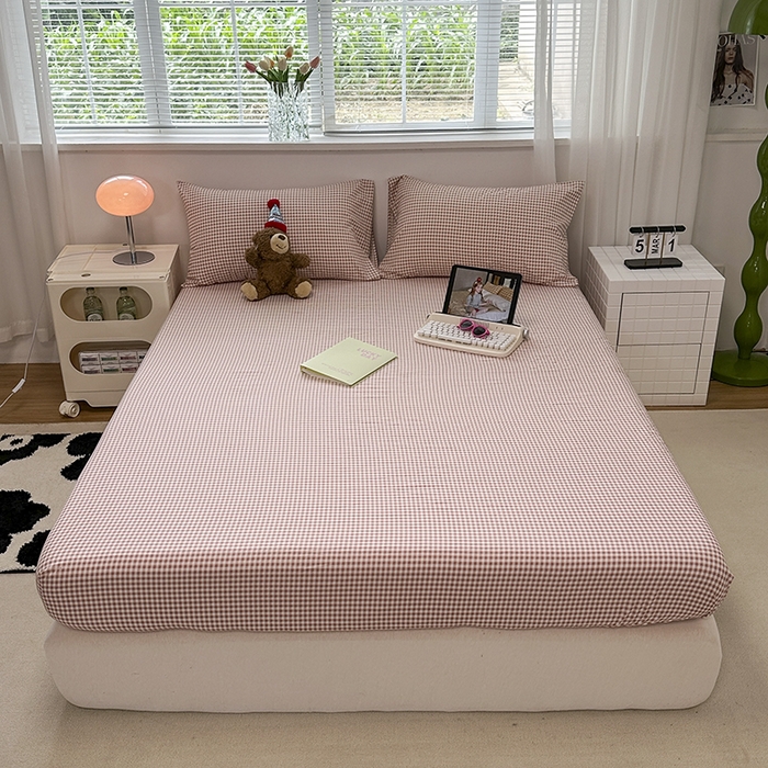 91家纺网 家纺一手货源 找家纺 觅妮家纺 2025新款A类水洗棉韩系ins床笠三件套 豆粉小格