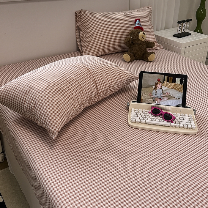 91家纺网 家纺一手货源 找家纺 觅妮家纺 2025新款A类水洗棉韩系ins床笠三件套 豆粉小格