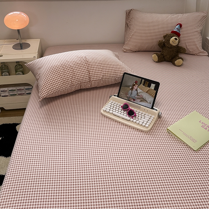 91家纺网 家纺一手货源 找家纺 觅妮家纺 2025新款A类水洗棉韩系ins床笠三件套 豆粉小格