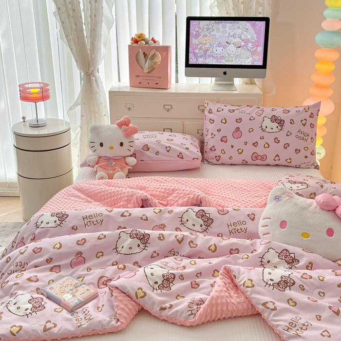 91家纺网 家纺一手货源 找家纺 暮思家居 2025新款正版授权三丽鸥A版纯棉B版安抚豆豆绒春秋被冬被豆豆被被子被芯系列 豆豆被-凯蒂乐园