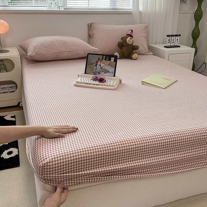 91家纺网 家纺一手货源 找家纺 觅妮家纺 2025新款A类水洗棉韩系ins床笠三件套 豆粉小格