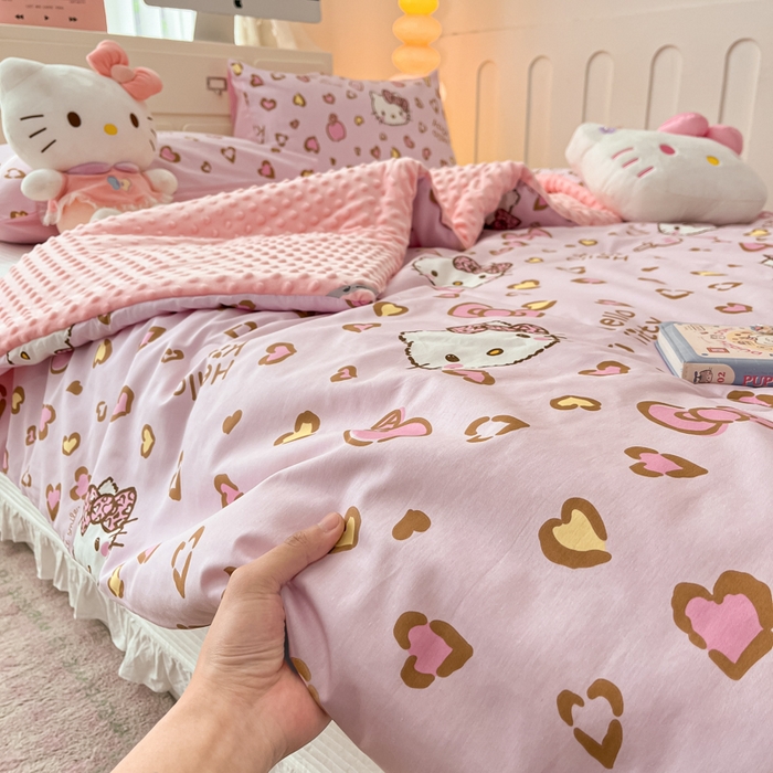 91家纺网 家纺一手货源 找家纺 暮思家居 2025新款正版授权三丽鸥A版纯棉B版安抚豆豆绒春秋被冬被豆豆被被子被芯系列 豆豆被-凯蒂乐园