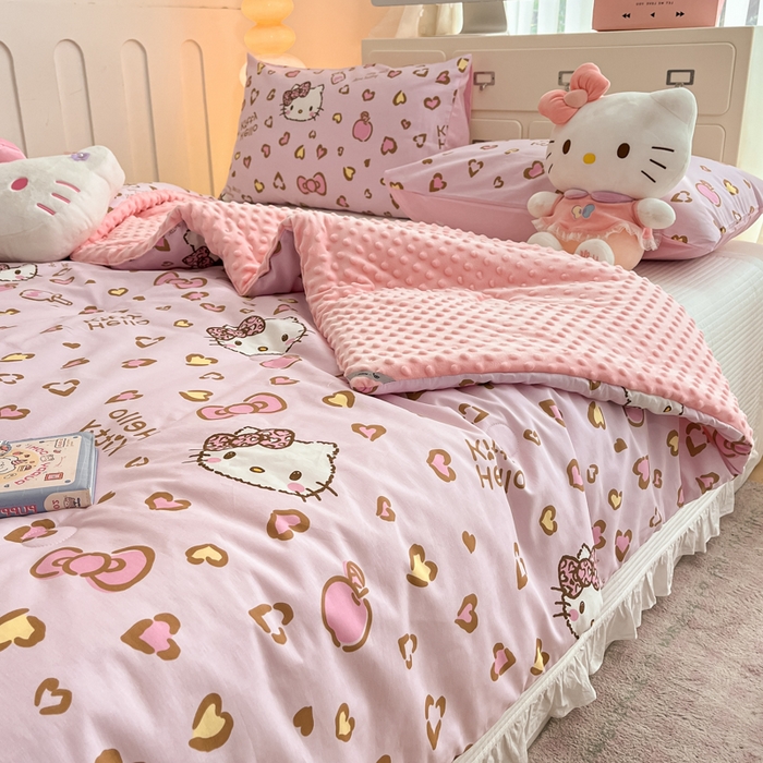 91家纺网 家纺一手货源 找家纺 暮思家居 2025新款正版授权三丽鸥A版纯棉B版安抚豆豆绒春秋被冬被豆豆被被子被芯系列 豆豆被-凯蒂乐园