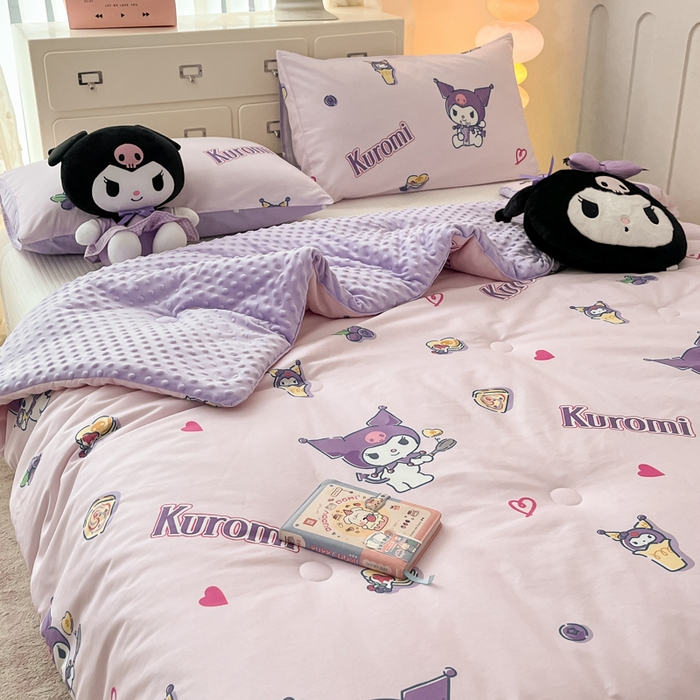 91家纺网 家纺一手货源 找家纺 暮思家居 2025新款正版授权三丽鸥A版纯棉B版安抚豆豆绒春秋被冬被豆豆被被子被芯系列 豆豆被-甜甜库洛米