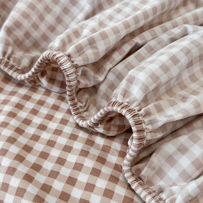 91家纺网 家纺一手货源 找家纺 觅妮家纺 2025新款A类水洗棉韩系ins床笠三件套 豆粉小格