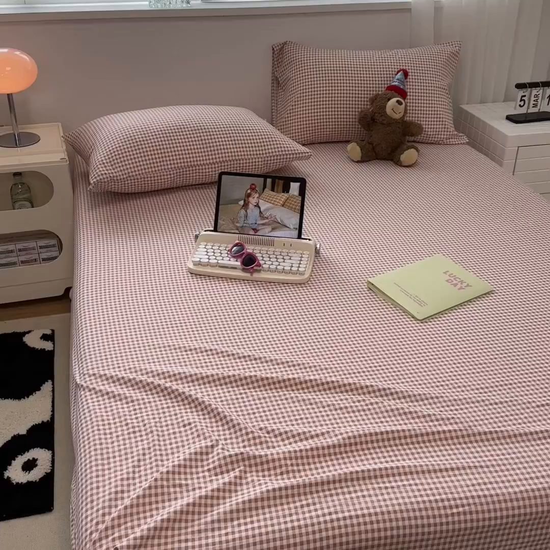 91家纺网 家纺一手货源 找家纺 觅妮家纺 2025新款A类水洗棉韩系ins床笠三件套 豆粉小格