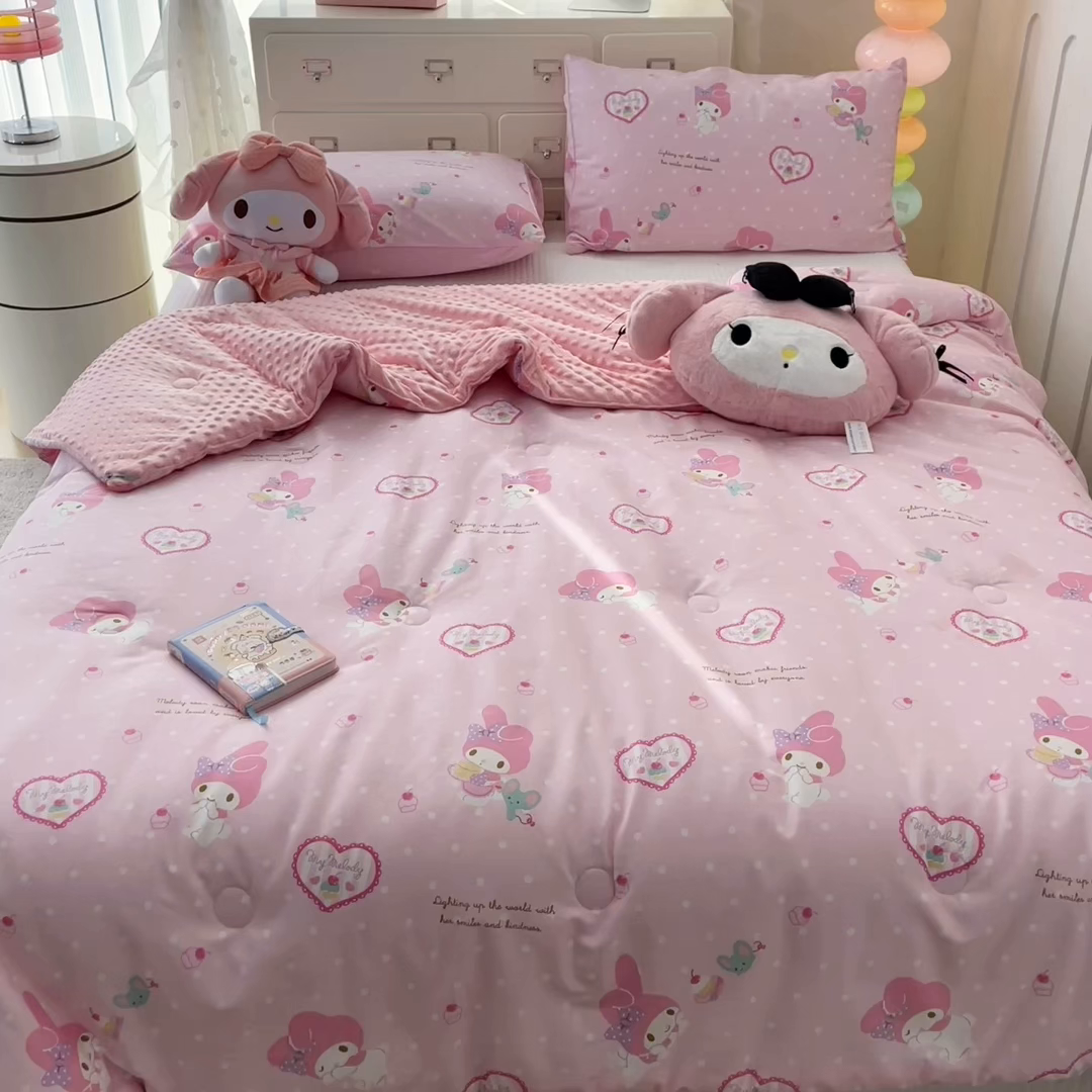 91家纺网 家纺一手货源 找家纺 暮思家居 2025新款正版授权三丽鸥A版纯棉B版安抚豆豆绒春秋被冬被豆豆被被子被芯系列 豆豆被-爱心美乐蒂