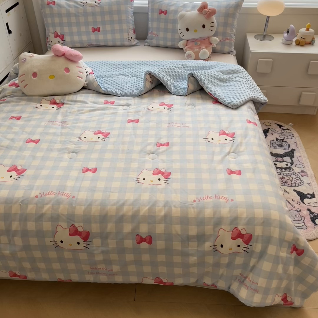 91家纺网 家纺一手货源 找家纺 暮思家居 2025新款正版授权三丽鸥A版纯棉B版安抚豆豆绒春秋被冬被豆豆被被子被芯系列 豆豆被-乖巧KT