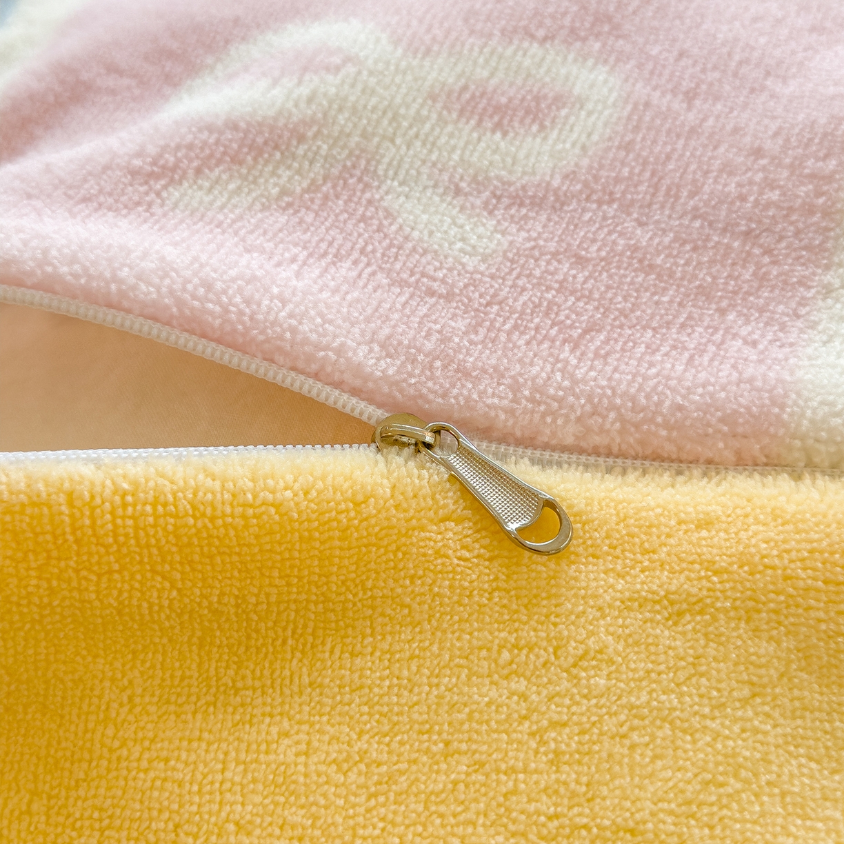 91家纺网 家纺一手货源 找家纺 摩妮卡 摩妮卡 2025新款加厚款小清新牛奶绒印花四件套床单款床笠单被套 甜梦屋-黄