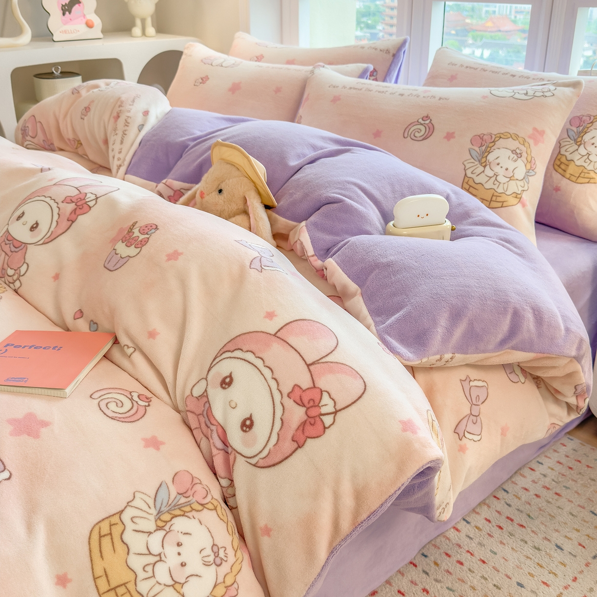 91家纺网 家纺一手货源 找家纺 摩妮卡 摩妮卡 2025新款加厚款小清新牛奶绒印花四件套床单款床笠单被套 安妮兔