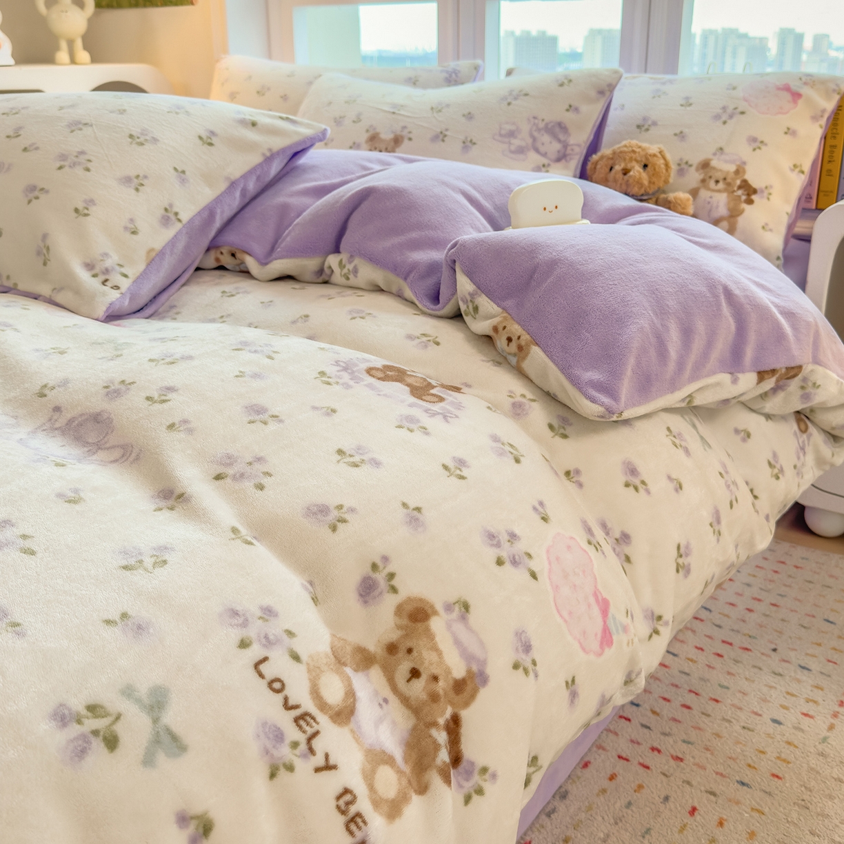 91家纺网 家纺一手货源 找家纺 摩妮卡 摩妮卡 2025新款加厚款小清新牛奶绒印花四件套床单款床笠单被套 比利熊