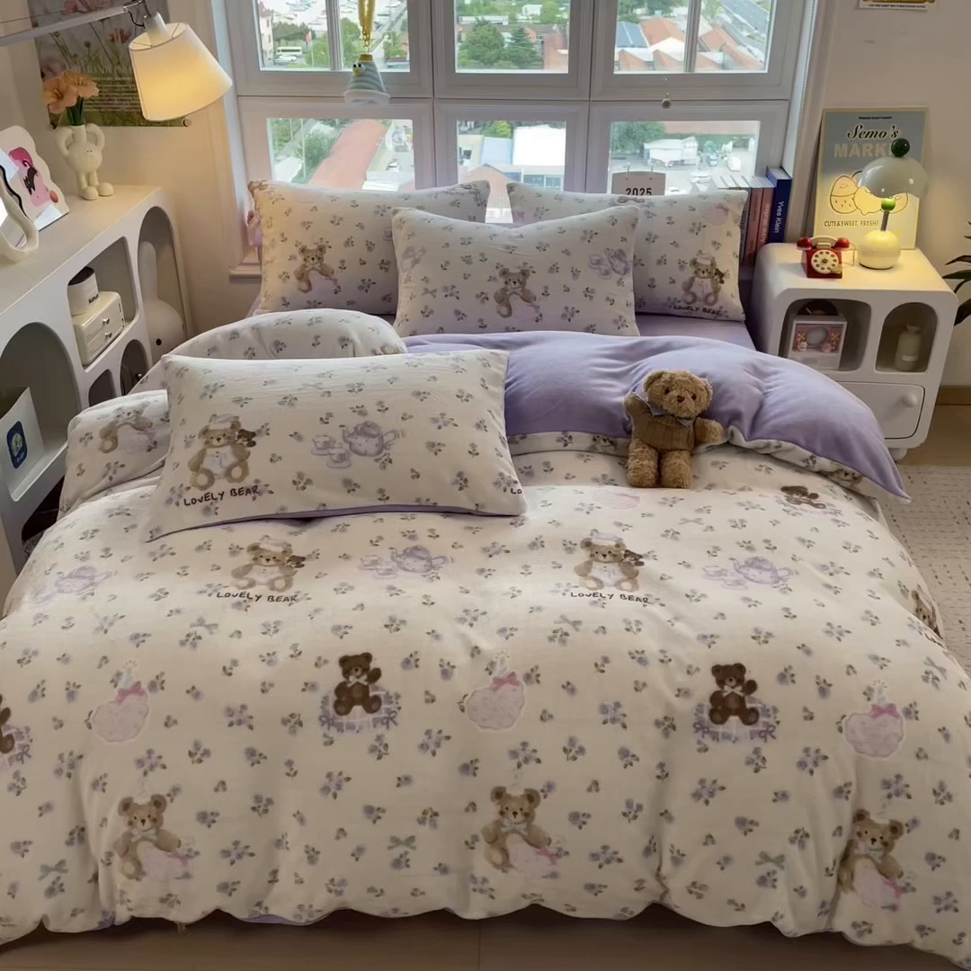 91家纺网 家纺一手货源 找家纺 摩妮卡 摩妮卡 2025新款加厚款小清新牛奶绒印花四件套床单款床笠单被套 比利熊