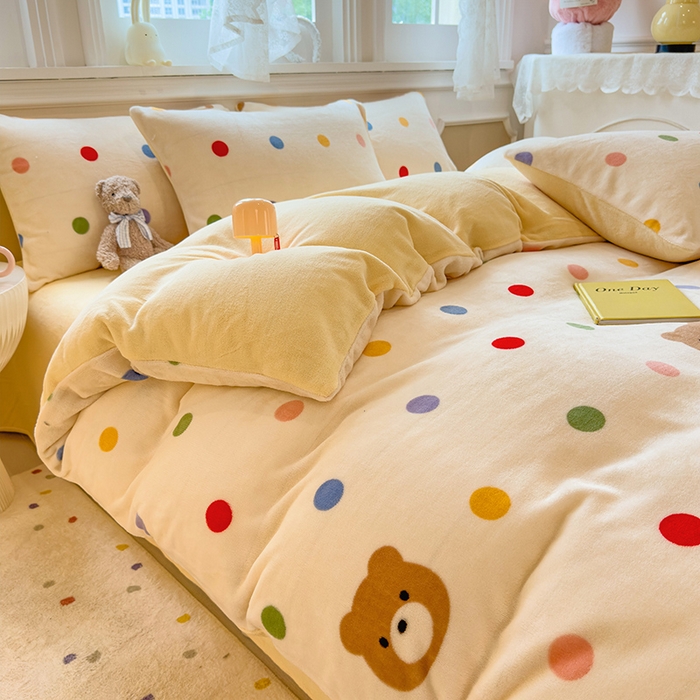 91家纺网 家纺一手货源 找家纺 摩妮卡 摩妮卡 2025新款加厚款小清新牛奶绒印花四件套床单款床笠单被套 波点熊