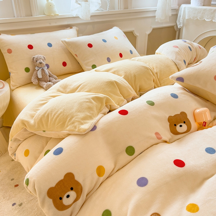 91家纺网 家纺一手货源 找家纺 摩妮卡 摩妮卡 2025新款加厚款小清新牛奶绒印花四件套床单款床笠单被套 波点熊