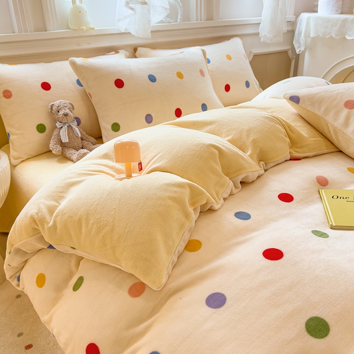 91家纺网 家纺一手货源 找家纺 摩妮卡 摩妮卡 2025新款加厚款小清新牛奶绒印花四件套床单款床笠单被套 波点熊