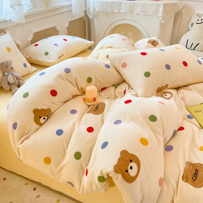 91家纺网 家纺一手货源 找家纺 摩妮卡 摩妮卡 2025新款加厚款小清新牛奶绒印花四件套床单款床笠单被套 波点熊