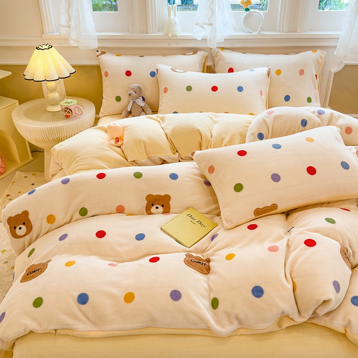 91家纺网 家纺一手货源 找家纺 摩妮卡 摩妮卡 2025新款加厚款小清新牛奶绒印花四件套床单款床笠单被套 波点熊
