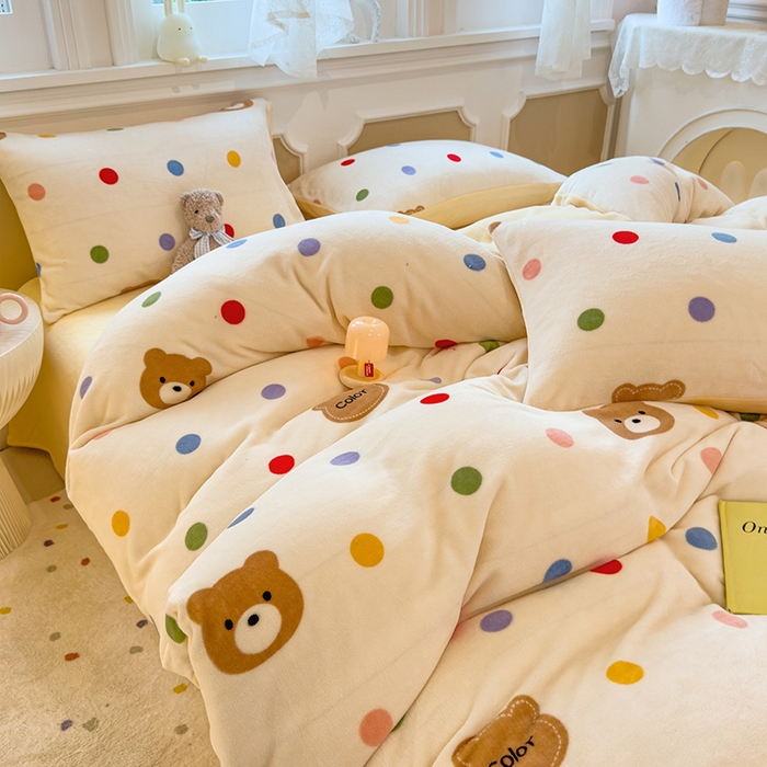 91家纺网 家纺一手货源 找家纺 摩妮卡 摩妮卡 2025新款加厚款小清新牛奶绒印花四件套床单款床笠单被套 波点熊