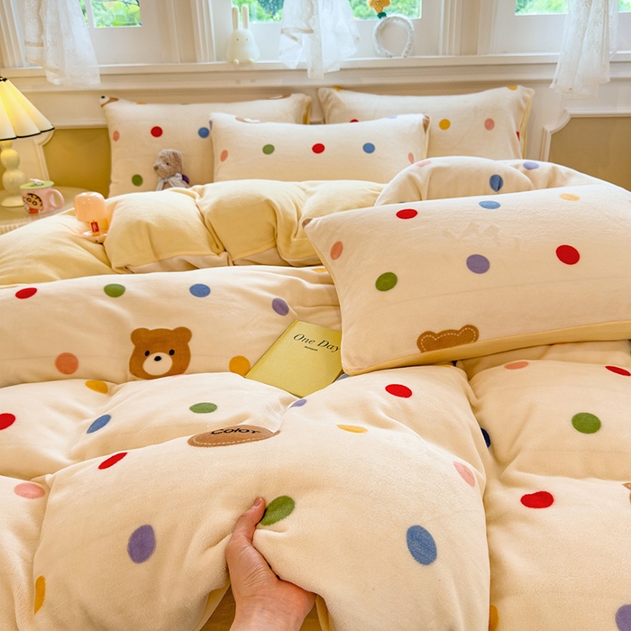 91家纺网 家纺一手货源 找家纺 摩妮卡 摩妮卡 2025新款加厚款小清新牛奶绒印花四件套床单款床笠单被套 波点熊