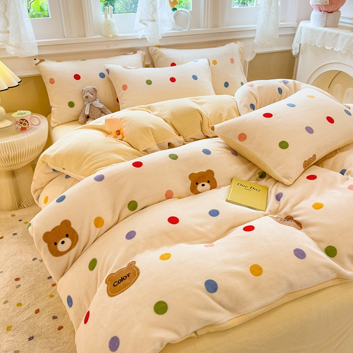 91家纺网 家纺一手货源 找家纺 摩妮卡 摩妮卡 2025新款加厚款小清新牛奶绒印花四件套床单款床笠单被套 波点熊