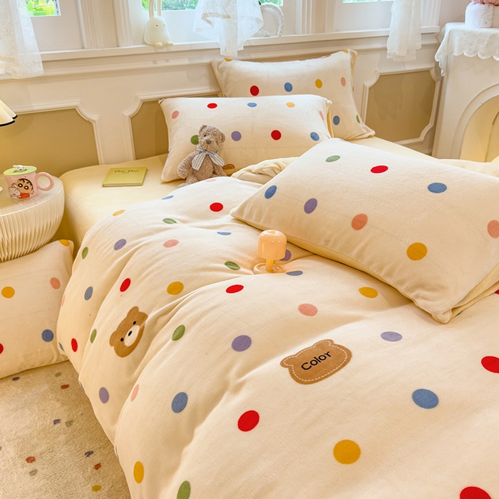 91家纺网 家纺一手货源 找家纺 摩妮卡 摩妮卡 2025新款加厚款小清新牛奶绒印花四件套床单款床笠单被套 波点熊