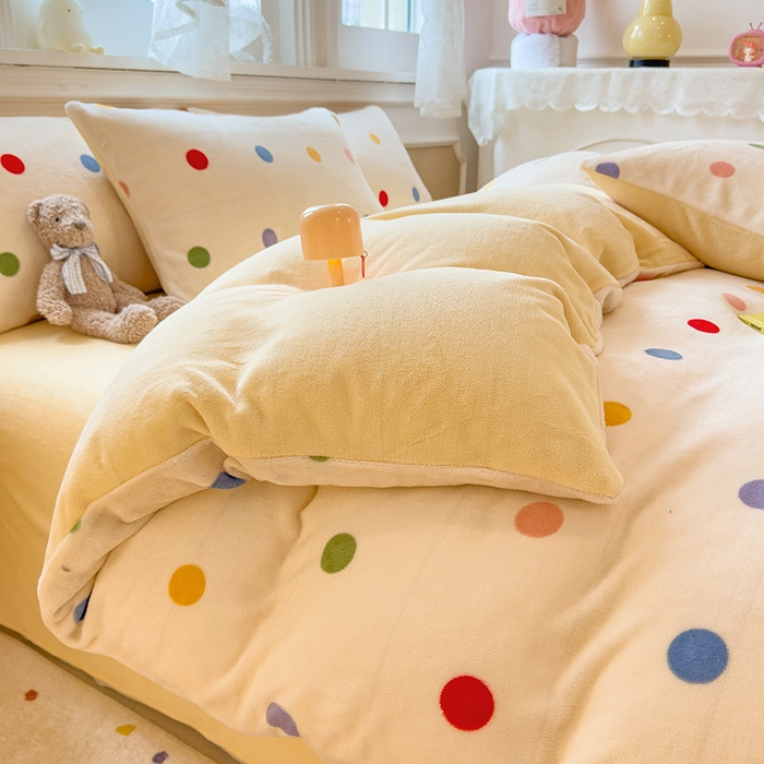 91家纺网 家纺一手货源 找家纺 摩妮卡 摩妮卡 2025新款加厚款小清新牛奶绒印花四件套床单款床笠单被套 波点熊