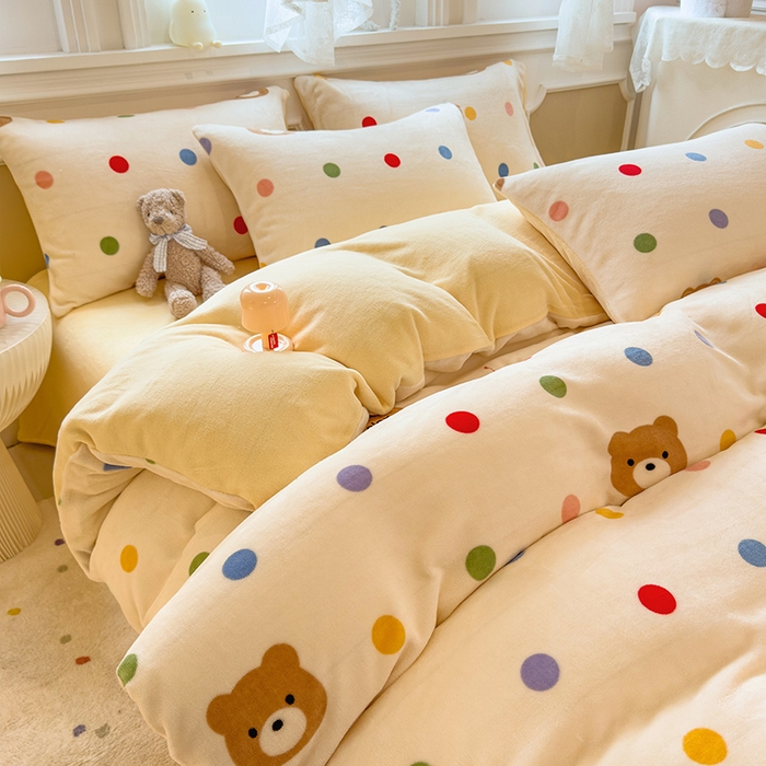 91家纺网 家纺一手货源 找家纺 摩妮卡 摩妮卡 2025新款加厚款小清新牛奶绒印花四件套床单款床笠单被套 波点熊