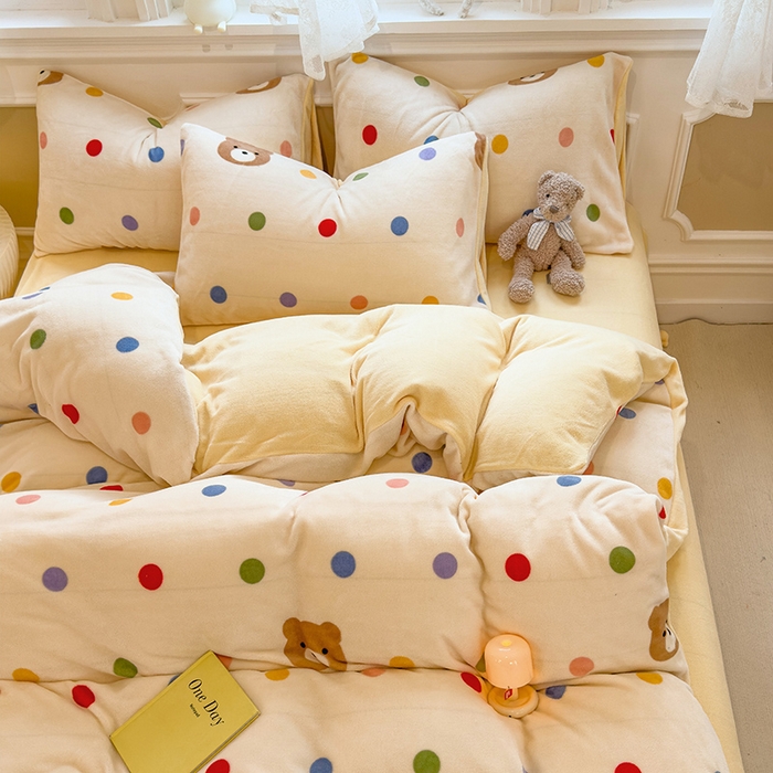 91家纺网 家纺一手货源 找家纺 摩妮卡 摩妮卡 2025新款加厚款小清新牛奶绒印花四件套床单款床笠单被套 波点熊