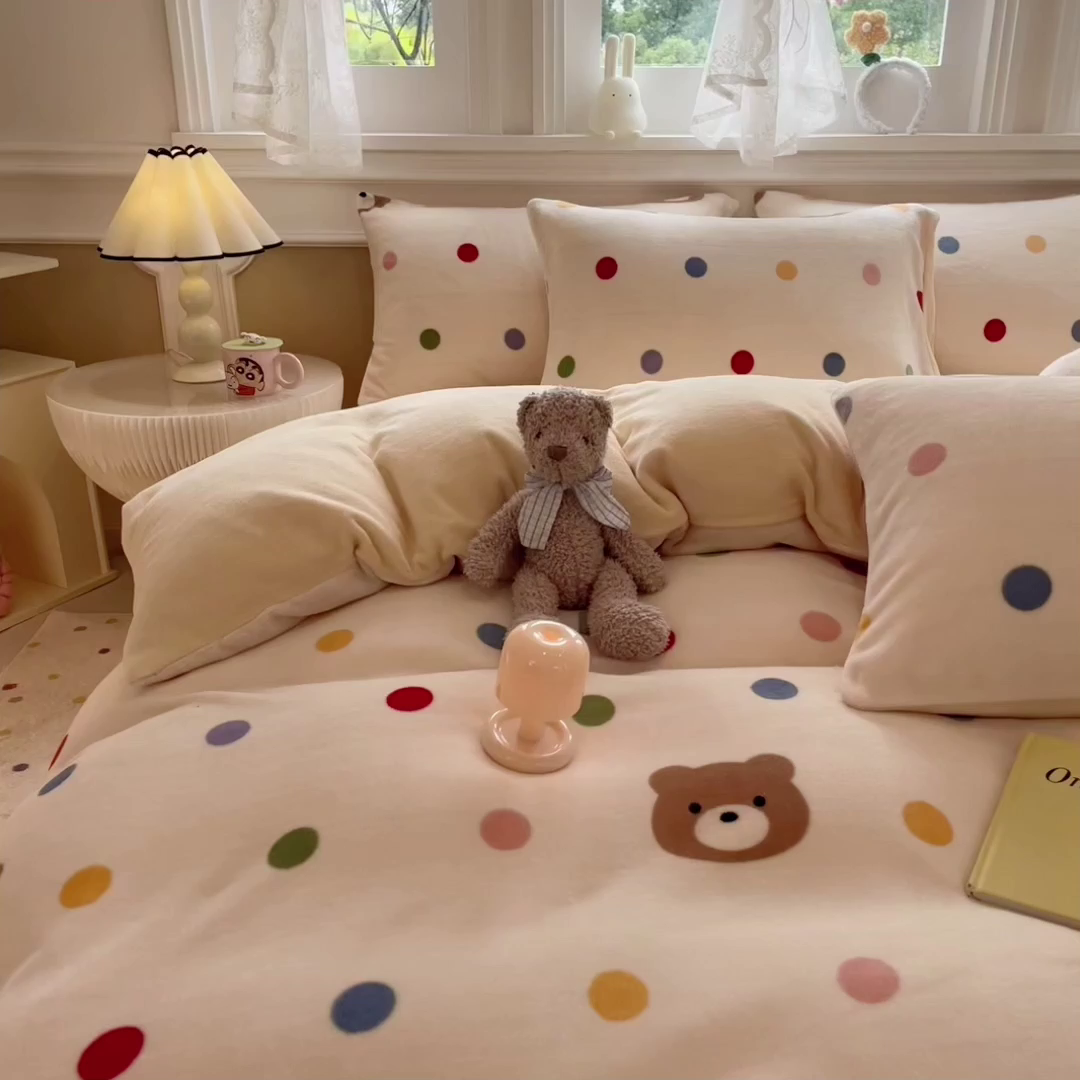 91家纺网 家纺一手货源 找家纺 摩妮卡 摩妮卡 2025新款加厚款小清新牛奶绒印花四件套床单款床笠单被套 波点熊