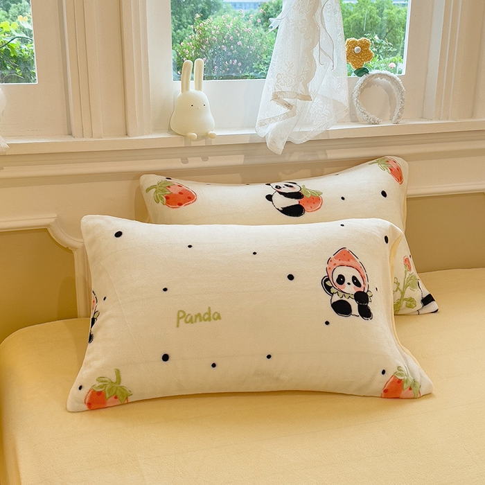 91家纺网 家纺一手货源 找家纺 摩妮卡 摩妮卡 2025新款加厚款小清新牛奶绒印花四件套床单款床笠单被套 草莓熊猫