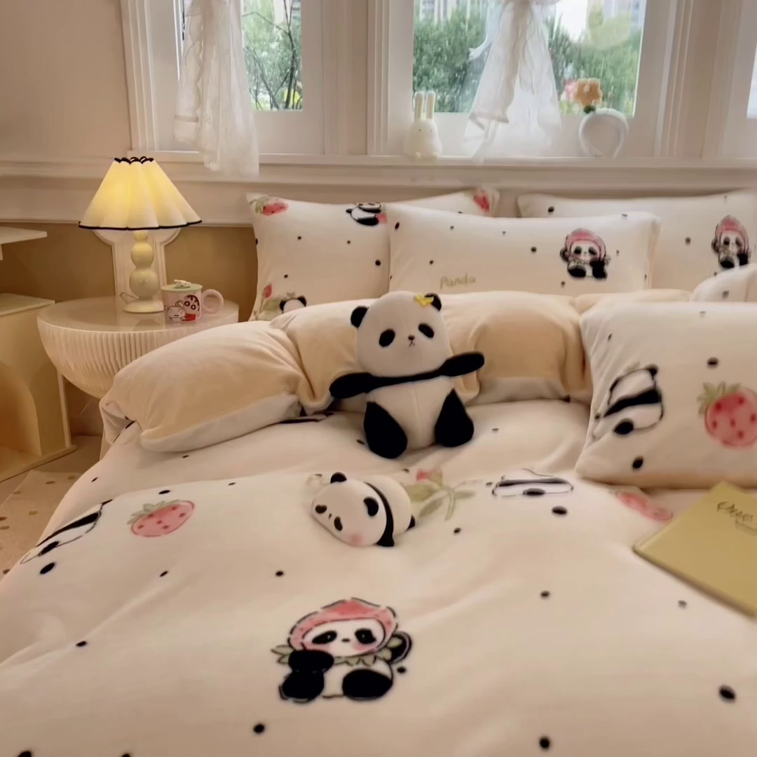 91家纺网 家纺一手货源 找家纺 摩妮卡 摩妮卡 2025新款加厚款小清新牛奶绒印花四件套床单款床笠单被套 草莓熊猫