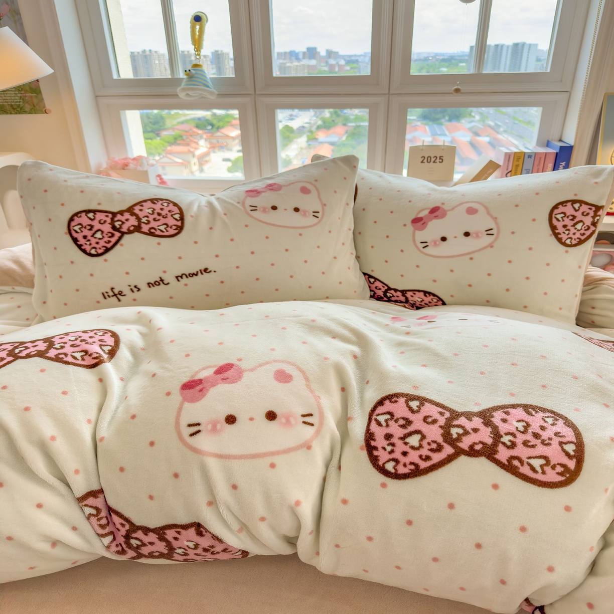 91家纺网 家纺一手货源 找家纺 摩妮卡 摩妮卡 2025新款加厚款小清新牛奶绒印花四件套床单款床笠单被套 蝴蝶结凯蒂