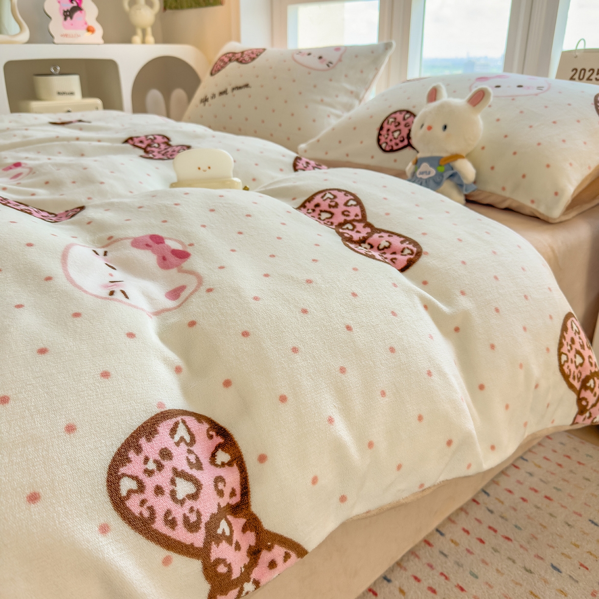 91家纺网 家纺一手货源 找家纺 摩妮卡 摩妮卡 2025新款加厚款小清新牛奶绒印花四件套床单款床笠单被套 蝴蝶结凯蒂