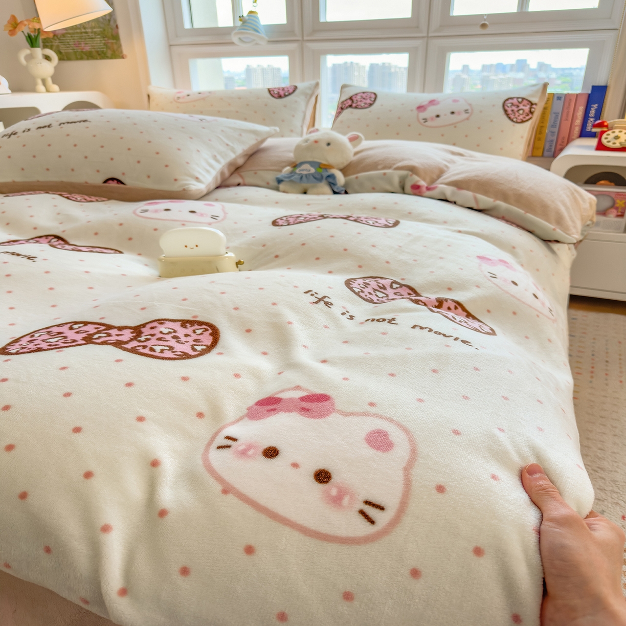 91家纺网 家纺一手货源 找家纺 摩妮卡 摩妮卡 2025新款加厚款小清新牛奶绒印花四件套床单款床笠单被套 蝴蝶结凯蒂