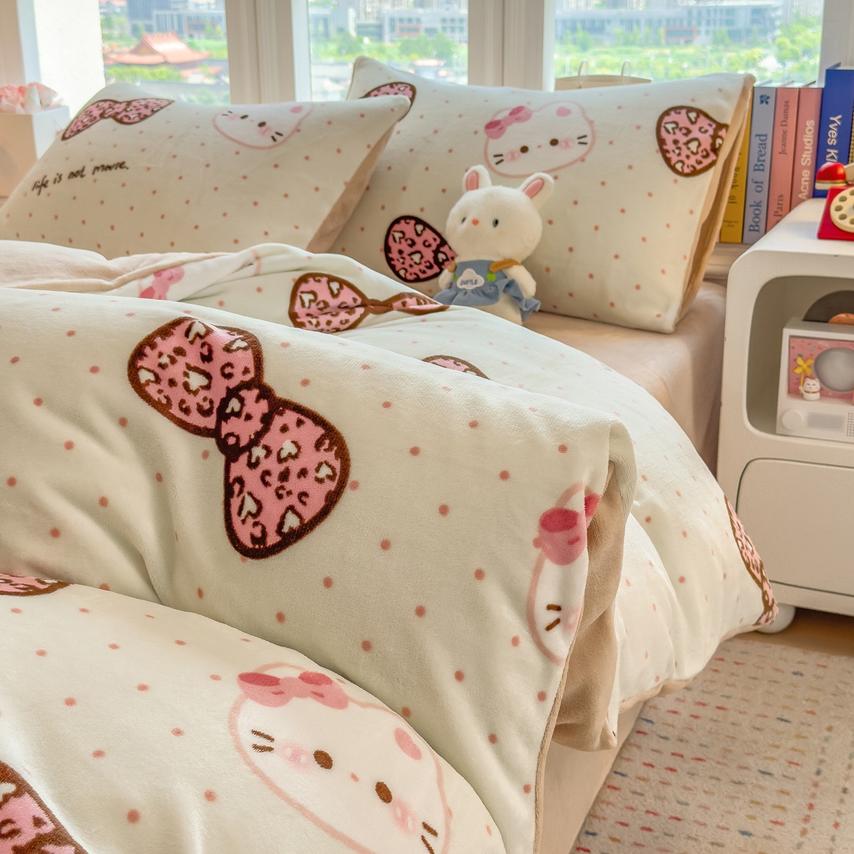 91家纺网 家纺一手货源 找家纺 摩妮卡 摩妮卡 2025新款加厚款小清新牛奶绒印花四件套床单款床笠单被套 蝴蝶结凯蒂