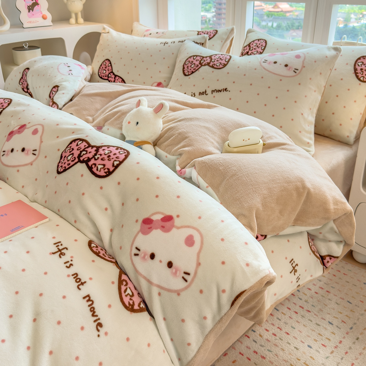 91家纺网 家纺一手货源 找家纺 摩妮卡 摩妮卡 2025新款加厚款小清新牛奶绒印花四件套床单款床笠单被套 蝴蝶结凯蒂