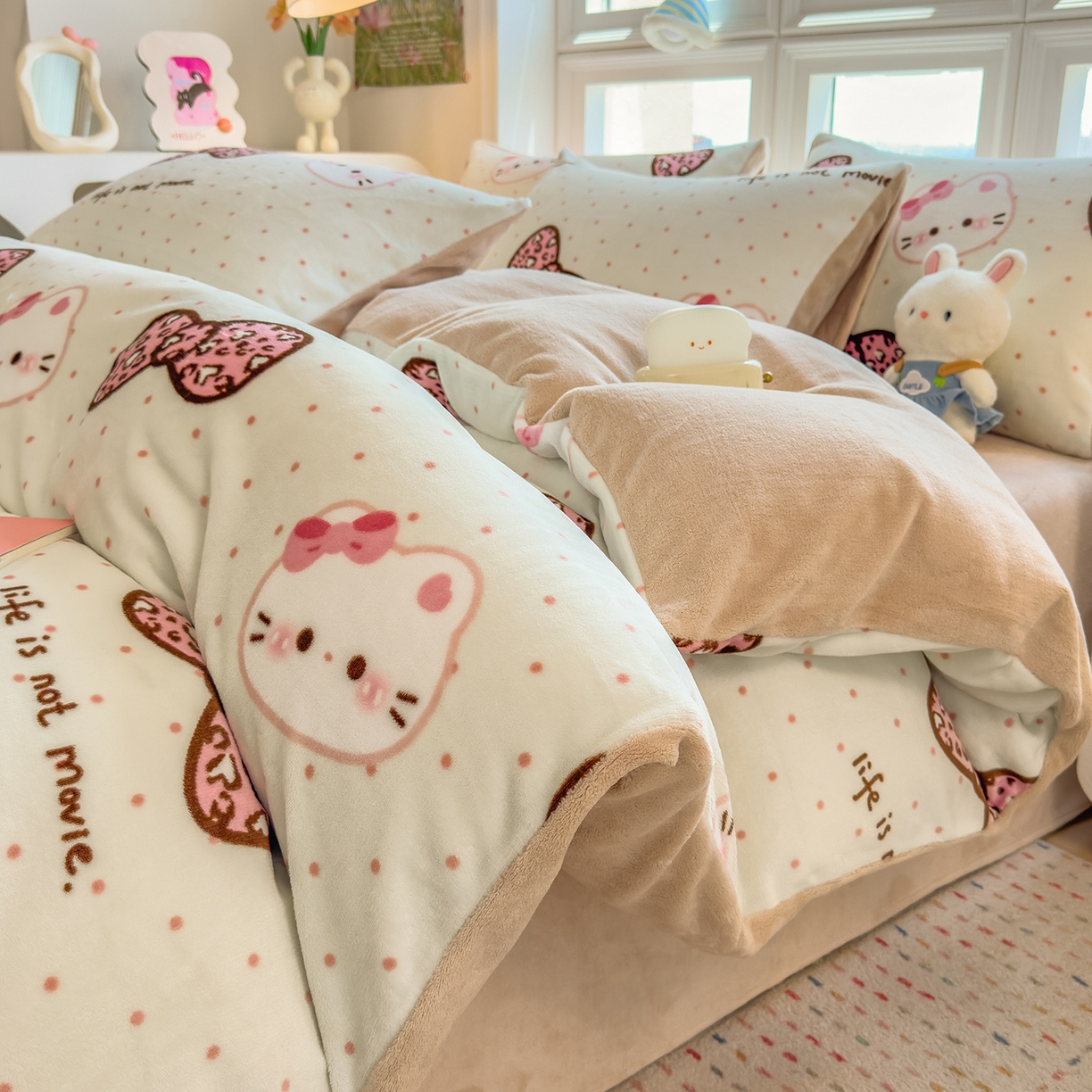 91家纺网 家纺一手货源 找家纺 摩妮卡 摩妮卡 2025新款加厚款小清新牛奶绒印花四件套床单款床笠单被套 蝴蝶结凯蒂