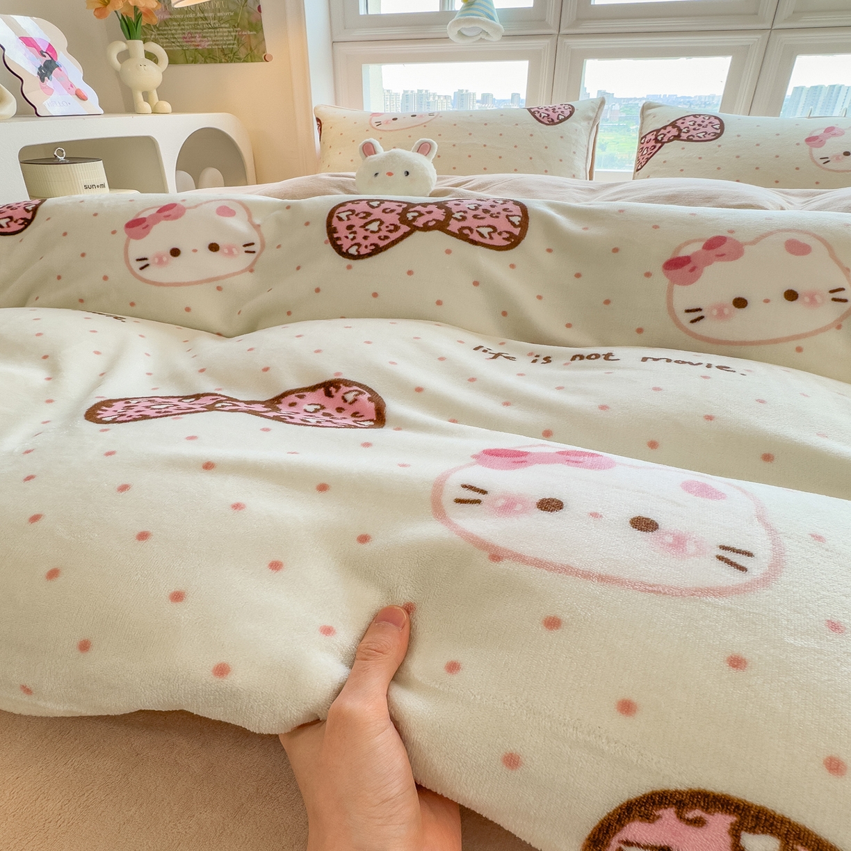 91家纺网 家纺一手货源 找家纺 摩妮卡 摩妮卡 2025新款加厚款小清新牛奶绒印花四件套床单款床笠单被套 蝴蝶结凯蒂