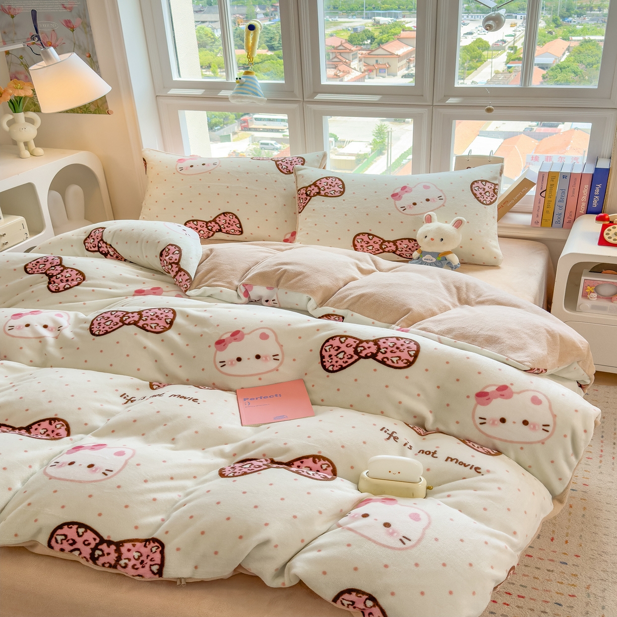 91家纺网 家纺一手货源 找家纺 摩妮卡 摩妮卡 2025新款加厚款小清新牛奶绒印花四件套床单款床笠单被套 蝴蝶结凯蒂