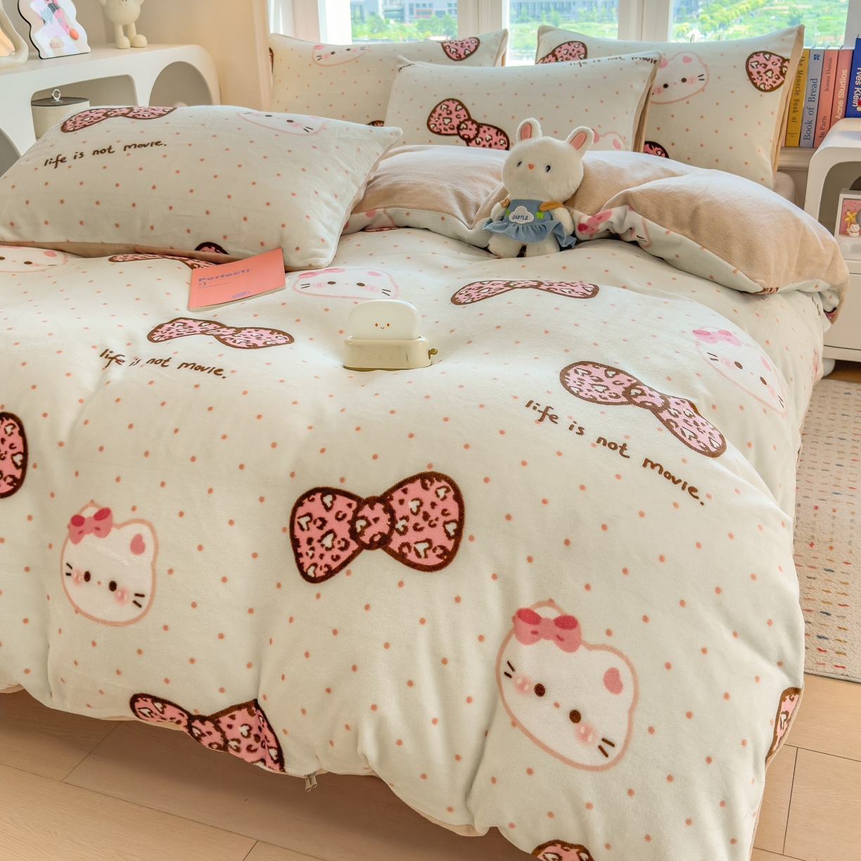 91家纺网 家纺一手货源 找家纺 摩妮卡 摩妮卡 2025新款加厚款小清新牛奶绒印花四件套床单款床笠单被套 蝴蝶结凯蒂