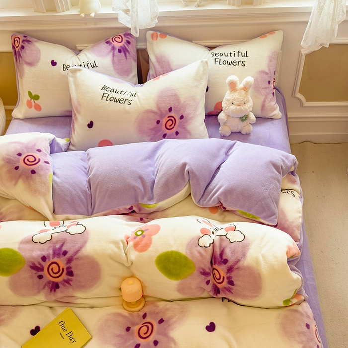 91家纺网 家纺一手货源 找家纺 摩妮卡 摩妮卡 2025新款加厚款小清新牛奶绒印花四件套床单款床笠单被套 花恬兔