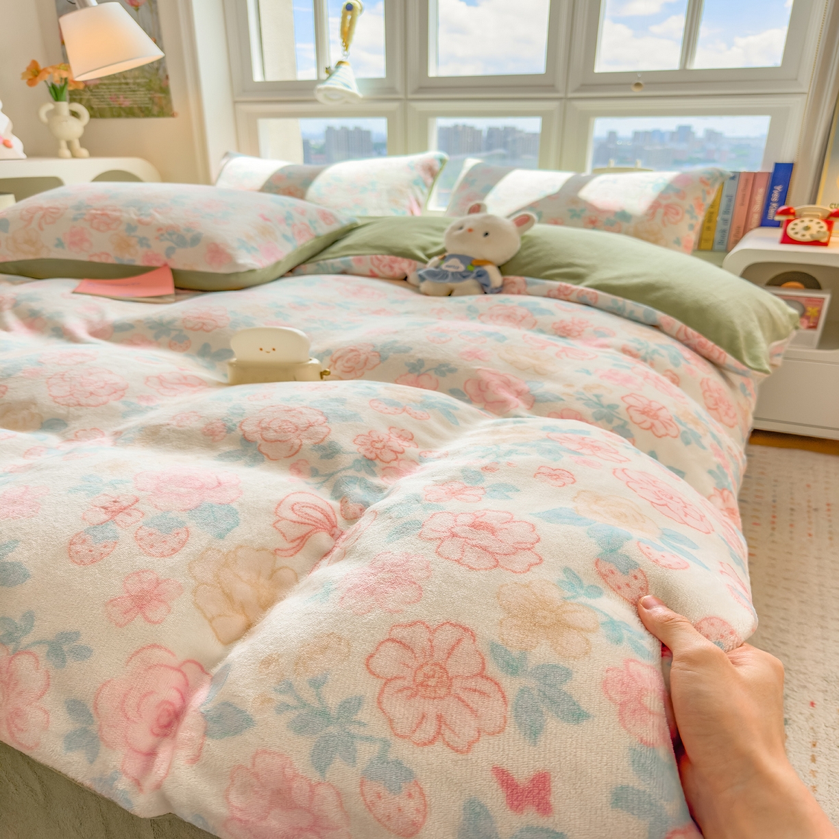 91家纺网 家纺一手货源 找家纺 摩妮卡 摩妮卡 2025新款加厚款小清新牛奶绒印花四件套床单款床笠单被套 花舞