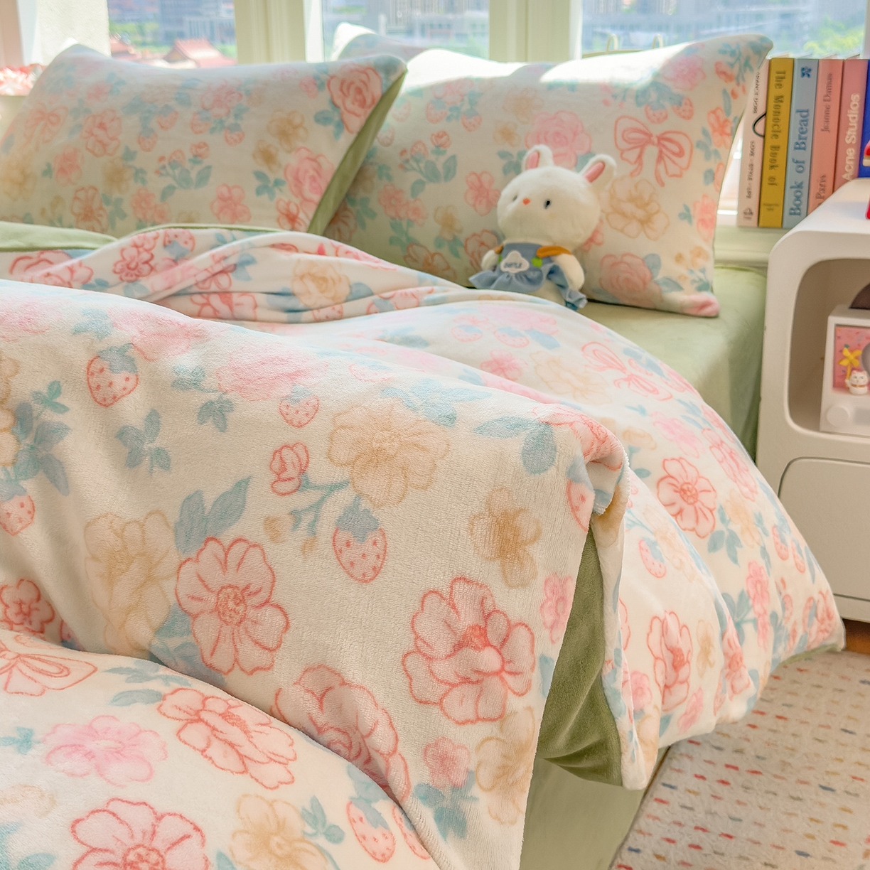 91家纺网 家纺一手货源 找家纺 摩妮卡 摩妮卡 2025新款加厚款小清新牛奶绒印花四件套床单款床笠单被套 花舞