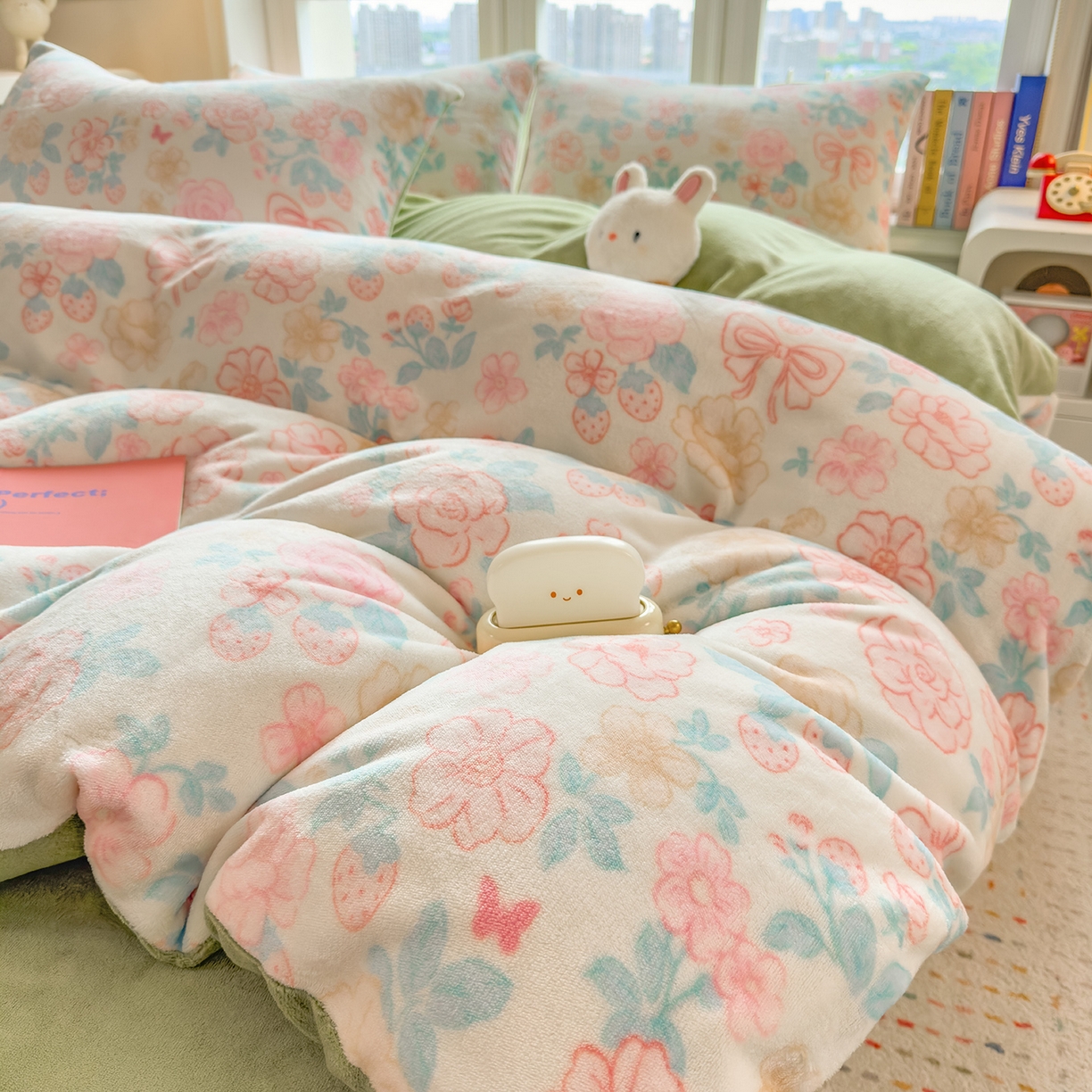 91家纺网 家纺一手货源 找家纺 摩妮卡 摩妮卡 2025新款加厚款小清新牛奶绒印花四件套床单款床笠单被套 花舞