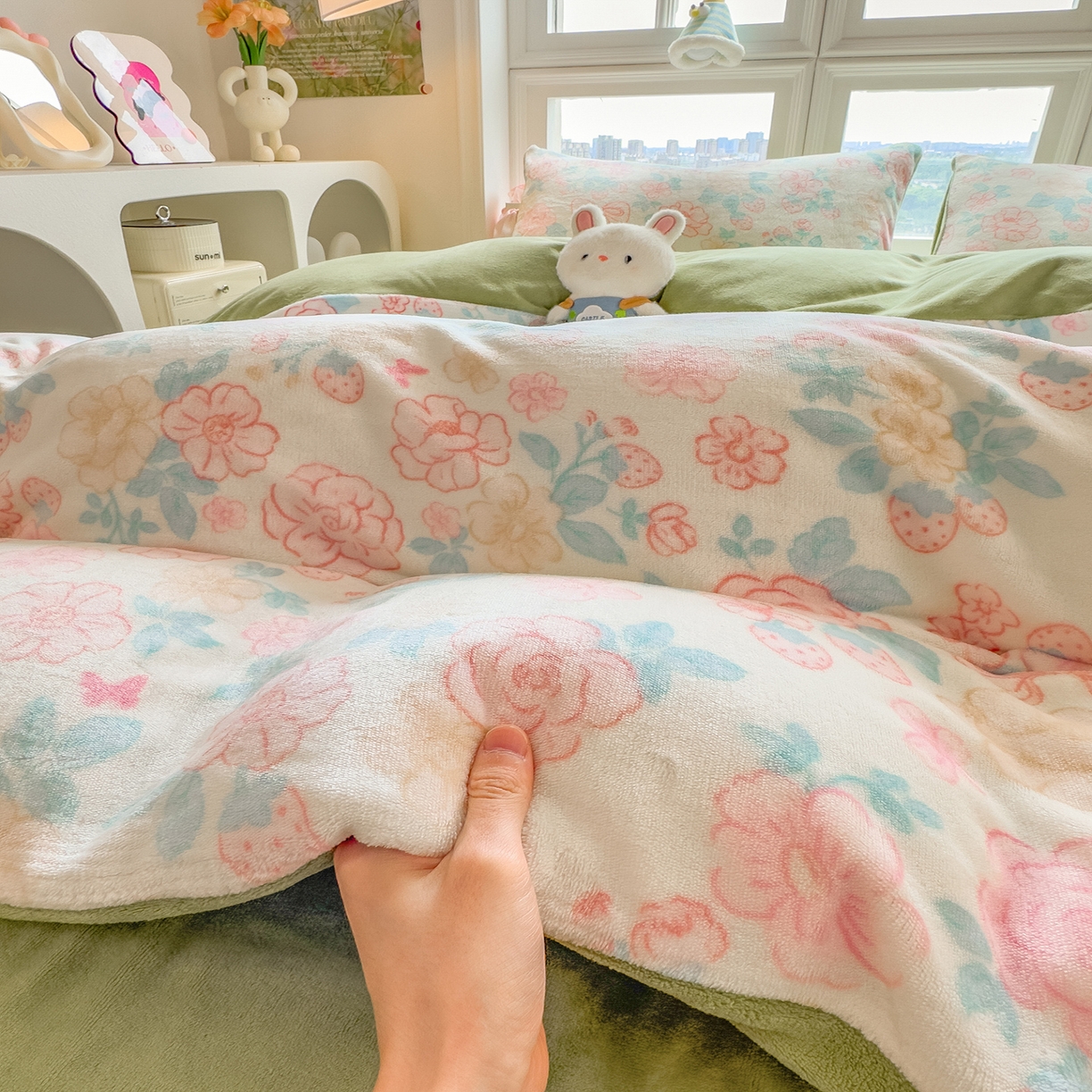 91家纺网 家纺一手货源 找家纺 摩妮卡 摩妮卡 2025新款加厚款小清新牛奶绒印花四件套床单款床笠单被套 花舞